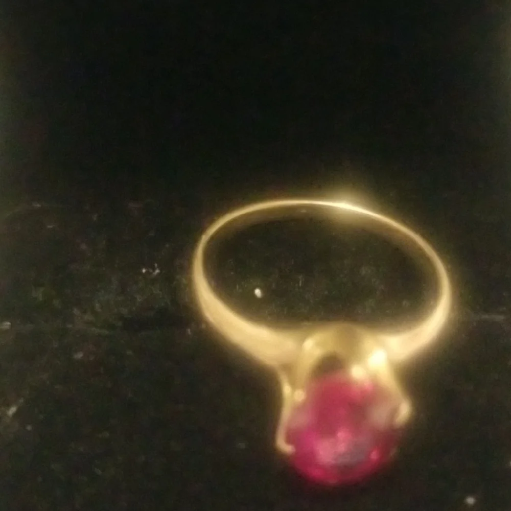 10 Kt Solid Yellow gold Elegant Gold Ring with Red Ruby Gemstone - Picture 4 of 4
